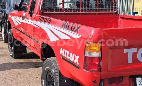Oofamaa Toyota Hilux Red Makiinaa iti Addis–Ababa keessatti Ethiopia keessatti Oofamaa Toyota Hilux Red Makiinaa iti Addis–Ababa keessatti Ethiopia keessatti