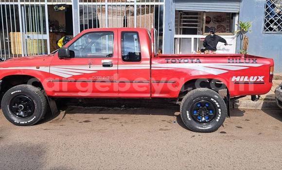 Oofamaa Toyota Hilux Red Makiinaa iti Addis–Ababa keessatti Ethiopia keessatti Oofamaa Toyota Hilux Red Makiinaa iti Addis–Ababa keessatti Ethiopia keessatti