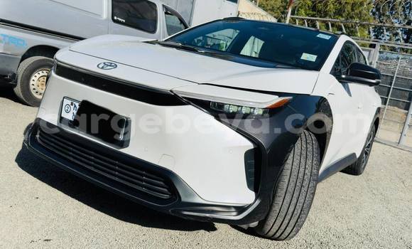 Oofamaa Toyota bB White Makiinaa iti Addis ababa keessatti Africa keessatti Oofamaa Toyota bB White Makiinaa iti Addis ababa keessatti Africa keessatti