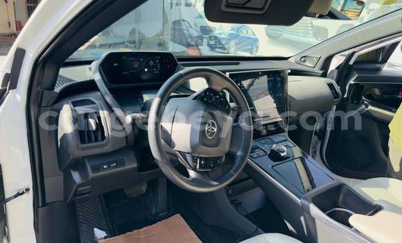 Oofamaa Toyota bB White Makiinaa iti Addis ababa keessatti Africa keessatti Oofamaa Toyota bB White Makiinaa iti Addis ababa keessatti Africa keessatti