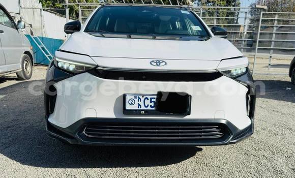 Oofamaa Toyota bB White Makiinaa iti Addis ababa keessatti Africa keessatti Oofamaa Toyota bB White Makiinaa iti Addis ababa keessatti Africa keessatti