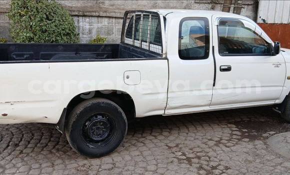 Oofamaa Toyota Hilux White Makiinaa iti Addis–Ababa keessatti Ethiopia keessatti Oofamaa Toyota Hilux White Makiinaa iti Addis–Ababa keessatti Ethiopia keessatti