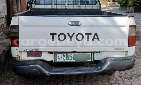 Oofamaa Toyota Hilux White Makiinaa iti Addis–Ababa keessatti Ethiopia keessatti Oofamaa Toyota Hilux White Makiinaa iti Addis–Ababa keessatti Ethiopia keessatti