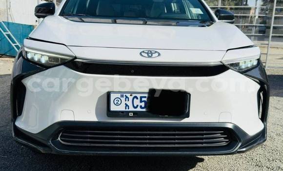 Oofamaa Toyota Belta White Makiinaa iti Addis–Ababa keessatti Ethiopia keessatti Oofamaa Toyota Belta White Makiinaa iti Addis–Ababa keessatti Ethiopia keessatti