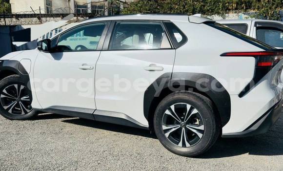 Oofamaa Toyota Belta White Makiinaa iti Addis–Ababa keessatti Ethiopia keessatti Oofamaa Toyota Belta White Makiinaa iti Addis–Ababa keessatti Ethiopia keessatti