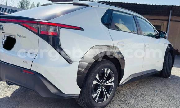 Oofamaa Toyota Belta White Makiinaa iti Addis–Ababa keessatti Ethiopia keessatti Oofamaa Toyota Belta White Makiinaa iti Addis–Ababa keessatti Ethiopia keessatti