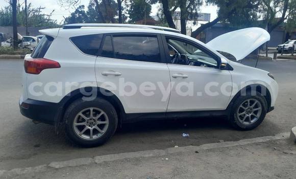 Oofamaa Toyota RAV4 White Makiinaa iti Addis ababa keessatti Africa keessatti Oofamaa Toyota RAV4 White Makiinaa iti Addis ababa keessatti Africa keessatti