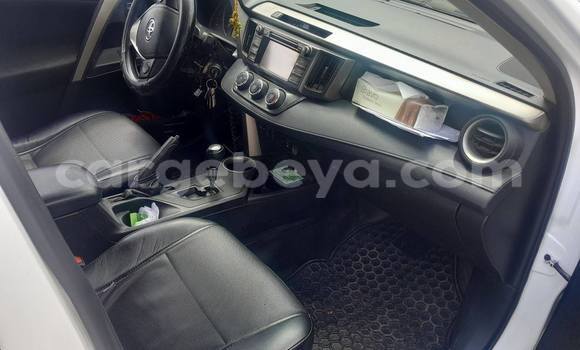 Oofamaa Toyota RAV4 White Makiinaa iti Addis ababa keessatti Africa keessatti Oofamaa Toyota RAV4 White Makiinaa iti Addis ababa keessatti Africa keessatti