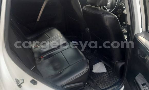 Oofamaa Toyota RAV4 White Makiinaa iti Addis ababa keessatti Africa keessatti Oofamaa Toyota RAV4 White Makiinaa iti Addis ababa keessatti Africa keessatti