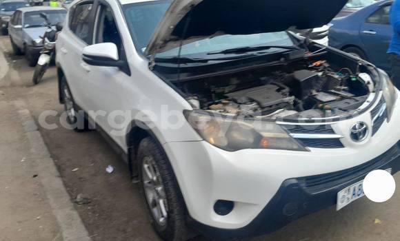 Oofamaa Toyota RAV4 White Makiinaa iti Addis ababa keessatti Africa keessatti Oofamaa Toyota RAV4 White Makiinaa iti Addis ababa keessatti Africa keessatti