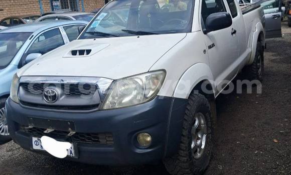 Oofamaa Toyota Dolphin White Makiinaa iti Addis–Ababa keessatti Ethiopia keessatti Oofamaa Toyota Dolphin White Makiinaa iti Addis–Ababa keessatti Ethiopia keessatti