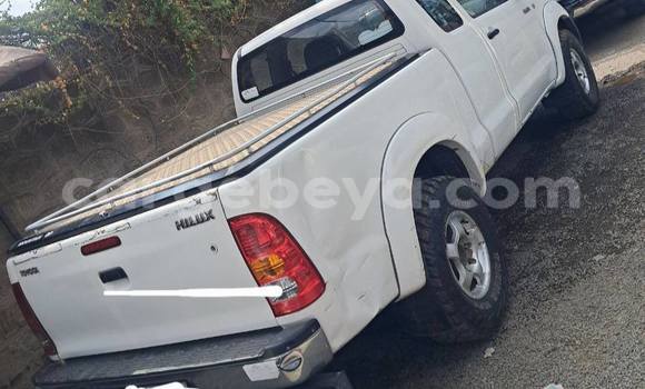 Oofamaa Toyota Dolphin White Makiinaa iti Addis–Ababa keessatti Ethiopia keessatti Oofamaa Toyota Dolphin White Makiinaa iti Addis–Ababa keessatti Ethiopia keessatti