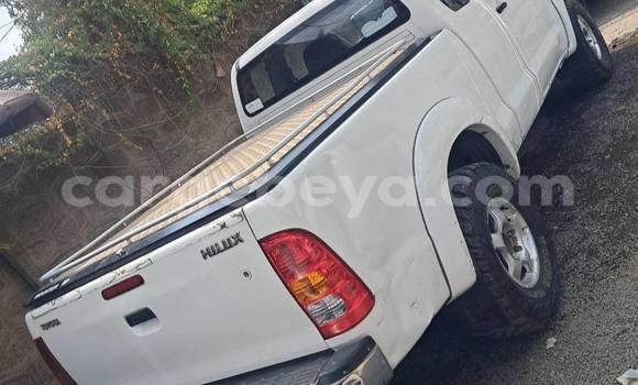 Oofamaa Toyota Dolphin White Makiinaa iti Addis–Ababa keessatti Ethiopia keessatti Oofamaa Toyota Dolphin White Makiinaa iti Addis–Ababa keessatti Ethiopia keessatti