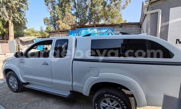 ይግዙ ያገለገለ Toyota Hiluxe Revo ነጭ መኪና በ Addis ababa በ Africa ይግዙ ያገለገለ Toyota Hiluxe Revo ነጭ መኪና በ Addis ababa በ Africa