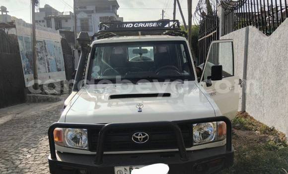 ይግዙ ያገለገለ Toyota Land Cruiser ነጭ መኪና በ አዲስ አበባ በ ኢትዮጵያ ይግዙ ያገለገለ Toyota Land Cruiser ነጭ መኪና በ አዲስ አበባ በ ኢትዮጵያ