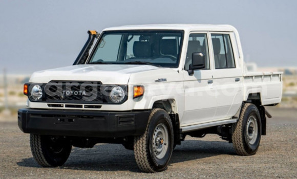 Oofamaa Toyota Land Cruiser White Makiinaa iti Addis ababa keessatti Africa keessatti Oofamaa Toyota Land Cruiser White Makiinaa iti Addis ababa keessatti Africa keessatti