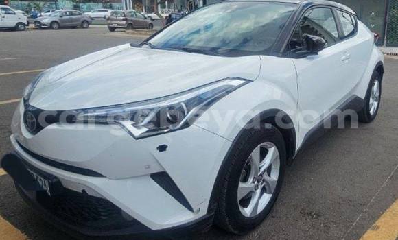 ይግዙ ያገለገለ Toyota C-HR ነጭ መኪና በ አዲስ አበባ በ ኢትዮጵያ