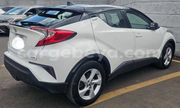 ይግዙ ያገለገለ Toyota C-HR ነጭ መኪና በ አዲስ አበባ በ ኢትዮጵያ ይግዙ ያገለገለ Toyota C-HR ነጭ መኪና በ አዲስ አበባ በ ኢትዮጵያ