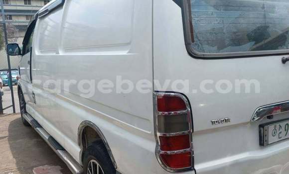 Oofamaa Toyota Dolphin White Makiinaa iti Addis ababa keessatti Africa keessatti