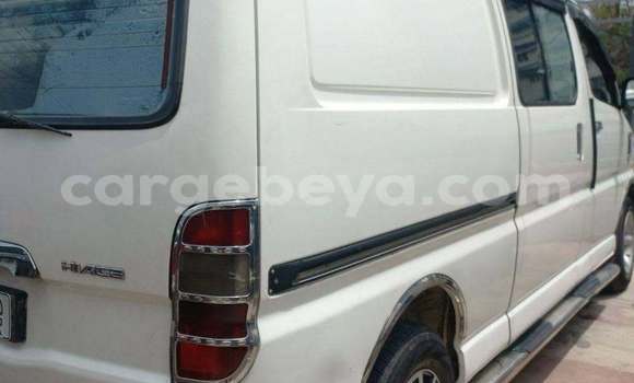 Oofamaa Toyota Dolphin White Makiinaa iti Addis ababa keessatti Africa keessatti Oofamaa Toyota Dolphin White Makiinaa iti Addis ababa keessatti Africa keessatti