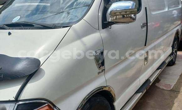 Oofamaa Toyota Dolphin White Makiinaa iti Addis ababa keessatti Africa keessatti Oofamaa Toyota Dolphin White Makiinaa iti Addis ababa keessatti Africa keessatti