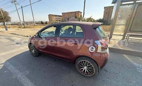 Oofamaa Toyota Yaris Red Makiinaa iti Addis–Ababa keessatti Ethiopia keessatti Oofamaa Toyota Yaris Red Makiinaa iti Addis–Ababa keessatti Ethiopia keessatti