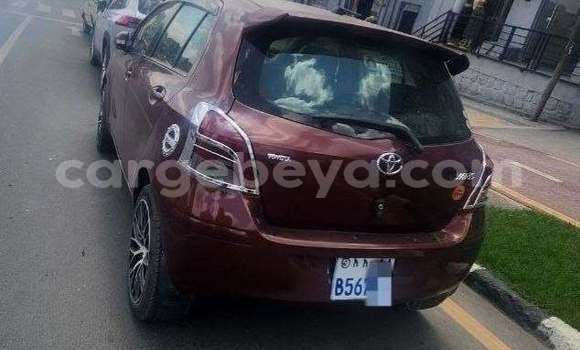 Oofamaa Toyota Yaris Red Makiinaa iti Addis–Ababa keessatti Ethiopia keessatti Oofamaa Toyota Yaris Red Makiinaa iti Addis–Ababa keessatti Ethiopia keessatti