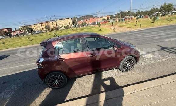 Oofamaa Toyota Yaris Red Makiinaa iti Addis–Ababa keessatti Ethiopia keessatti Oofamaa Toyota Yaris Red Makiinaa iti Addis–Ababa keessatti Ethiopia keessatti