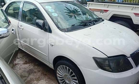 Oofamaa Toyota Corolla White Makiinaa iti Addis–Ababa keessatti Ethiopia keessatti Oofamaa Toyota Corolla White Makiinaa iti Addis–Ababa keessatti Ethiopia keessatti