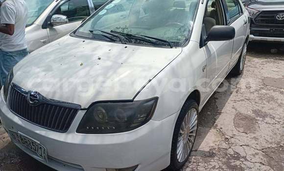 Oofamaa Toyota Corolla White Makiinaa iti Addis–Ababa keessatti Ethiopia keessatti Oofamaa Toyota Corolla White Makiinaa iti Addis–Ababa keessatti Ethiopia keessatti