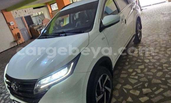 Oofamaa Toyota Rush White Makiinaa iti Addis ababa keessatti Africa keessatti Oofamaa Toyota Rush White Makiinaa iti Addis ababa keessatti Africa keessatti