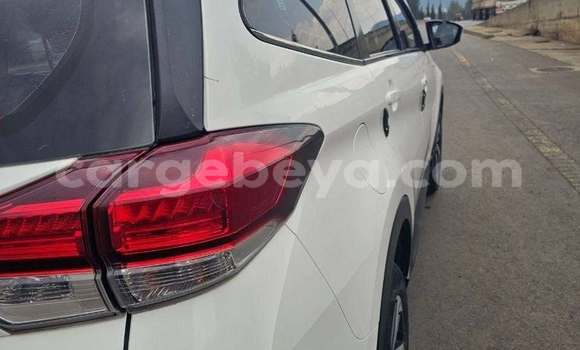 Oofamaa Toyota Rush White Makiinaa iti Addis ababa keessatti Africa keessatti Oofamaa Toyota Rush White Makiinaa iti Addis ababa keessatti Africa keessatti