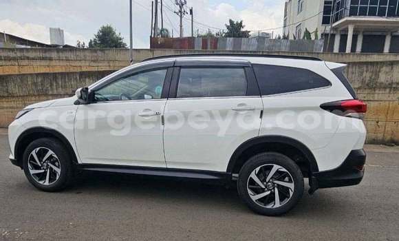 Oofamaa Toyota Rush White Makiinaa iti Addis ababa keessatti Africa keessatti Oofamaa Toyota Rush White Makiinaa iti Addis ababa keessatti Africa keessatti