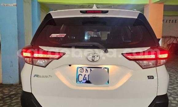 Oofamaa Toyota Rush White Makiinaa iti Addis ababa keessatti Africa keessatti Oofamaa Toyota Rush White Makiinaa iti Addis ababa keessatti Africa keessatti