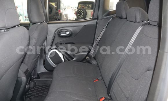 Oofamaa Jeep Renegade White Makiinaa iti Addis ababa keessatti Africa keessatti Oofamaa Jeep Renegade White Makiinaa iti Addis ababa keessatti Africa keessatti