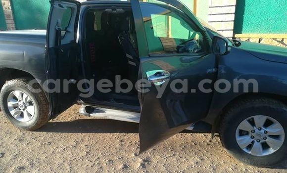 Oofamaa Toyota Hilux Black Makiinaa iti Addis–Ababa keessatti Ethiopia keessatti Oofamaa Toyota Hilux Black Makiinaa iti Addis–Ababa keessatti Ethiopia keessatti