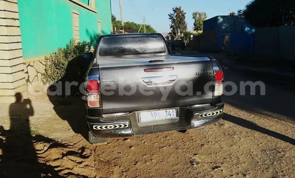 Oofamaa Toyota Hilux Black Makiinaa iti Addis–Ababa keessatti Ethiopia keessatti Oofamaa Toyota Hilux Black Makiinaa iti Addis–Ababa keessatti Ethiopia keessatti